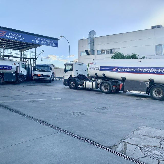 Gasóleos Alcorcón estación de servicio con camiones cisterna