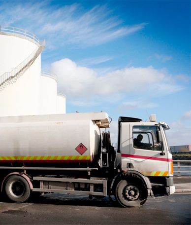 Gasóleos Alcorcón camión de gasóleo con chófer