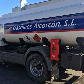 Gasóleos Alcorcón parte trasera de un camión cisterna