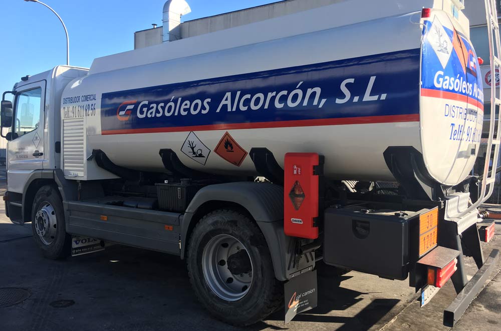 Gasóleos Alcorcón parte trasera de un camión cisterna