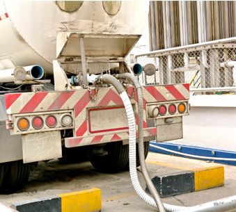 Gasóleos Alcorcón camión en descarga de gasóleo 