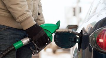 Gasóleos Alcorcón Persona llenando tanque de un vehículo