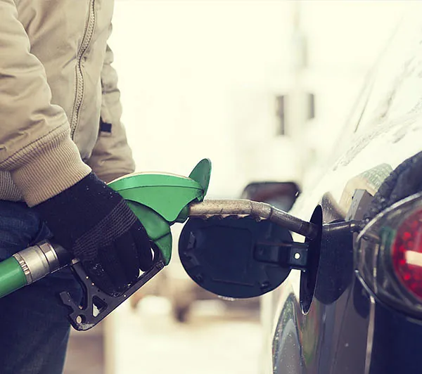 Gasóleos Alcorcón persona llenando tanque de un vehículo